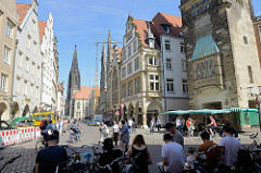 Blick über den Prinzipalmarkt in Münster zur Lambertikirche - re. der Stadthausturm.