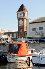 Sportboote am Ufer der Bille in Hamburg Billbrook - historischer Commentz - Turm am Billbrookdeich.