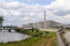 Blick auf den Schluisgrovehafen / Tankhafen bei der Rethe in Hamburg Wilhelmsburg; Tankanlagen / Oltanks am Ufer.