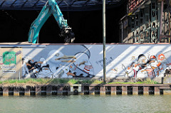 Wandmalerei / Graffiti, Alter Hafen in Münster - Abrissbagger an den Osmo-Hallen.