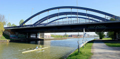 Ruderboot auf dem Dortmund-Ems-Kanal in Münster - Kanalbrücke / Bogenbrücke am Albersloher Weg.