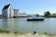 Blick vom Alten Hafen in Münster zum Dortmund Ems Kanal - ehem. Speichergebäude und Polizeiboot in Fahrt.