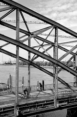 Stahlkonstruktion der alten Harburger Elbbrücke über die Süderelbe.