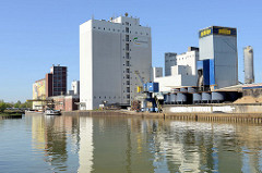 Hafenanlage beim Dortmund-Ems-Kanal in Münster - Verladeeinrichtung / Kran, Industriearchitektur am Hafenrand.