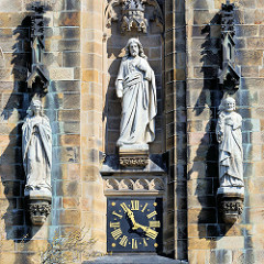 Skulpturen / Zifferblatt am Kirchturm der Herz Jesu Kirche in Münster, erbaut 1900 - Entwurf Architekt Wilhelm Rincklade.