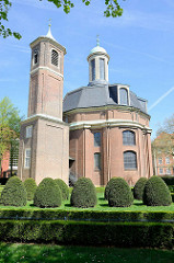 Clemenskirche in Münster - barocker Kirchenbau, 1753 für die Barmherzigen Brüder errichtete Kloster- und Hospitalkirche; Entwurf Johann Conrad Schlaun. Barocke Gartenanlage mit Buchsbaumkegeln / Buchsbaumhecken.