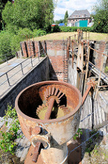Mechanik, Zahnrad zum Bewegen des alten Holzstemmtors der Schleuse beim Schmidtkanal in Hamburg Wilhelmsburg.  Die Schleuse trennt den äusseren Schmidtkanal vom Inneren Schmidtkanal. Der Kanal wurde 1895 von den Gebrüdern Schmidt gebaut; der Inn