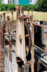 Mechanik, Zahnrad zum Bewegen des alten Holzstemmtors der Schleuse beim Schmidtkanal in Hamburg Wilhelmsburg.  Die Schleuse trennt den äusseren Schmidtkanal vom Inneren Schmidtkanal. Der Kanal wurde 1895 von den Gebrüdern Schmidt gebaut; der Inne