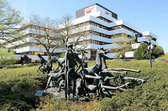 Bronzeskulptur, die Taten des Herkules - Bernhard Kleinhans, 1973; Verwaltungsgebäude der LBS in Münster.