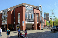 Kaufhausarchitktur in der Innenstadt von Münster - Gebäude von Karstadt.