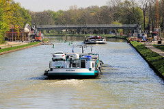 Die Binnenschiffe Serfra und Thekla in Fahrt auf dem Dortmund-Ems-Kanal in Münster.