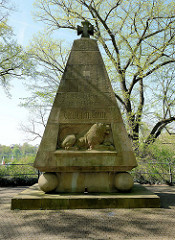 Kriegsdenkmal / Dreizehner-Denkmal in Münster, 1925 eingeweiht - Inschrift EHRE DEN TOTEN BEIDER WELTKRIEGE TREUE UM TREUE.