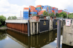 Einfahrt / Hochwasserschutzanlage beim Reiherstieg in den Schmidtkanal in Hamburg Wilhelmsburg.