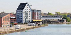 Blick über den Dortmund-Ems-Kanal in Münster zum Speichergebäude am Alten Hafen.