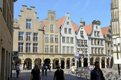 Häuserzeile mit Bogengängen am Prinzipalmarkt in Münster. Reihe von Giebelhäusern - alle Giebel sind unterschiedlich gestaltet. Im Zweiten Weltkrieg wurden die meisten Gebäude des Prinzipalmarktes fast völlig zerstört - ab 1947 Wiederaufbau.