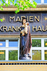Marienskulptur am Eingang vom Marienkrankenhaus in Hamburg Hohenfelde. Erbaut 1882 - Architekt Martin Haller; Skulptur Ludwig Kunstmann.