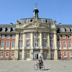 Fürstbischöfliches Schloss in Münster; erbaut 1767 - 1787 im Stil des Barock erbautes Residenzschloss für Münsters vorletzten Fürstbischof Maximilian Friedrich von Königsegg-Rothenfels. Der Architekt war Johann Conrad Schlaun. Seit 1954 ist es S