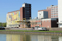 Hafenanlage beim Dortmund-Ems-Kanal in Münster - Binnenschiff am Kai.