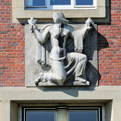 Skulptur über dem Eingang vom Institut für Biologie und Biotechnologie der Pflanzen in Münster.