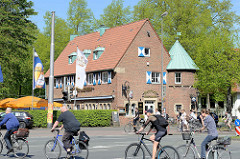 Fahrradkreuzung an der Promenade beim Stadtgraben von Münster - im Hintergrund Restaurant und Biergarten.