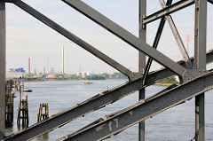 Stahlkonstruktion der alten Harburger Elbbrücke über die Süderelbe; im Hintergrund Industrieanlagen in Hamburg Harburg.