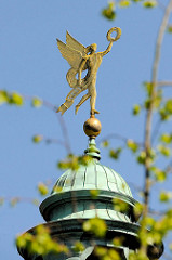 Kuppel mit Hermesfigur vom fürstbischöfliches Schloss in Münster; erbaut 1767 - 1787 im Stil des Barock erbautes Residenzschloss für Münsters vorletzten Fürstbischof Maximilian Friedrich von Königsegg-Rothenfels. Der Architekt war Johann Conrad