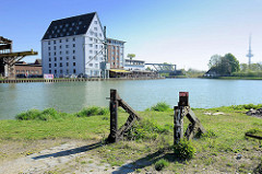 Alter Prellbock der Hafenbahn im Hafen von Münster - im Hintergrund ehem. Speichergebäude und Dortmund-Ems-Kanal.