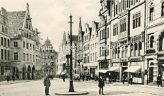 Historische Ansicht vom Roggenmarkt in Münster - Giebelhäuser und Geschäfte mit Markisen; Polizist mit Pickelhaube.