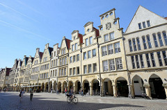 Häuserzeile mit Bogengängen am Prinzipalmarkt in Münster. Reihe von Giebelhäusern - alle Giebel sind unterschiedlich gestaltet. Im Zweiten Weltkrieg wurden die meisten Gebäude des Prinzipalmarktes fast völlig zerstört - ab 1947 Wiederaufbau.
