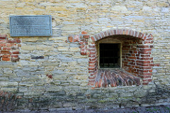 Fenster / Gedenktafel - Mauer vom Zwinger in Münster; Teil der ehem. Stadtbefestigung. Nach 1620 Nutzung als Rossmühle zum Mahlen von Schwarzpulver - ab ca. 1732 Nutzung als Zuchthaus. In der Zeit des Nationalsozialismus war er sowohl Gefängnis