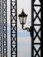 Historische Laterne an der Eisenkonstruktion der Harburger Elbbrücke.