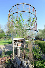 Gasometer in Münster, errichtet 1954 - stillgelegt 2005; die Glockenkonstruktion des Teleskopgasbehälters steht als technisches Denkmal unter Denkmalschutz. Im Vordergrund ein Insektenhotel.