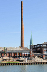 Abriss am Alten Hafen in Münster - Fabrikschornstein und Kirchturm.