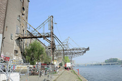 Stillgelegte Kaianlage mit Ladekränen an der Maas in Maastricht / Biesenwal.