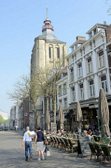 Strassencafé in der Boschstraat von Maastricht; Kirchturm der katholischen St. Mathias Kirche / Sint Matthiaskerk.