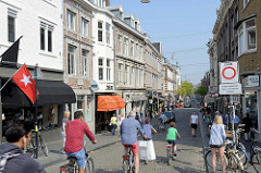 Geschäftshäuser / Wohngebäude - Fahrradfahrer in der Wycker Brugstraat in Maastricht.