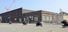 Backsteingebäude einer alten stillgelegten Möbelfabrik am Bassin von Maastricht - jetzt Nutzung u. a. als Konzertsaal.