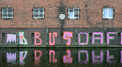Graffiti an der Ziegelwand eines alten Speichergebäudes am Mittelkanal in Hamburg Hammerbrook.