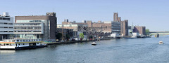 Docks von Maastricht - Wasserfront / Hafen der Stadt mit Verwaltungsgebäuden und Industriearchitektur.