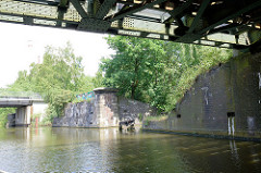 Altes Brückenfundament / Brückenpfeiler einer ehemaligen Eisenbahnbrücke über den Tiefstackkanal in Hamburg Billbrook.