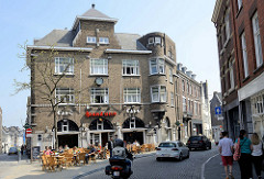 Bereich der ehemaligen Stadtmauer / Stadttor von Maastricht - jetzt zweistöckiges Backsteingebäude mit rundem Eckerker  - Café De Poort.