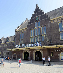 Empfangsgebäude vom Bahnhof Maastricht - Backsteingebäude mit Treppengiebel.