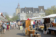 Flohmarkt / Marktstände auf dem Rathausplatz in Maastrich.