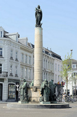 Maria auf der Mondsichel,  das Jesuskind auf dem Arm - unten vier Bronzeskulpturen / Bischöfe; Platz bei der Stationsstraat iin Maastricht.