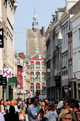 Fußgängerzone / Einkaufsstraße mit Passanten;  Grote Staat in Maastricht.