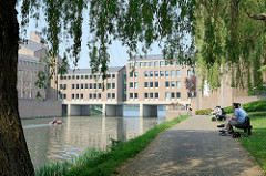 Verwaltungsgebäude der  Provinzregierung der niederländischen Provinz Limburg an der Maas in Maastricht; erbaut Anfang 1980, Entwurf des Architekten Gerard Snelder in Zusammenarbeit mit Architekten BNA.