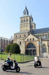 Blick zur Servaasbasiliek / Basilika des hl. Servatius in Maastricht - eine der ältesten erhaltenen Kirchen der Niederlande; Baubeginn im 11. Jahrhundert. Unter der französischen Besetzung 1797 Nutzung der Kirche als Pferdestall, dann Pfarrkirche -