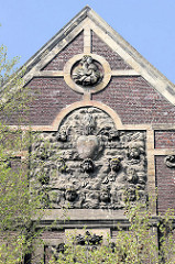 Fassade mit Reliefskulpturen an der ehemaligen Augustijnenkerk  an der  Kesselskade in Maastricht; errichtet im 17. Jahrhundertals Klosterkirche für den Orden der Augustiner.