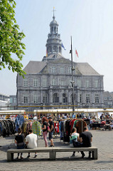 Flohmarkt / Marktstände auf dem Rathausplatz in Maastricht; das Rathaus / Stadhuis wurde 1684 fertig gestellt.