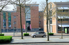 Blick über die Avenue Céramique zum Bonnefantenmuseum in Maastricht - Ausstellung von zeitgenössischer Kunst; rechts die ehemalige Fabrikhalle Wiebengahal.